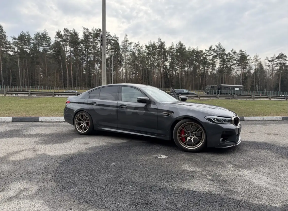 Предлагаю приобрести легендарный седан BMW M5 в кузове F90. Автомобиль находится в идеальном состоянии  это фактически, фотография 3
