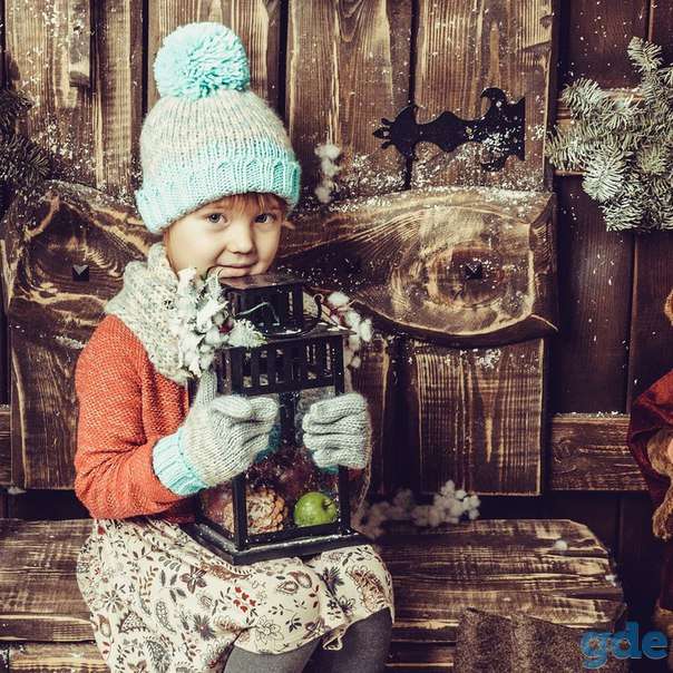 Подарочный сертификат на фотосессию в студии с новогодним декором, фотография 12