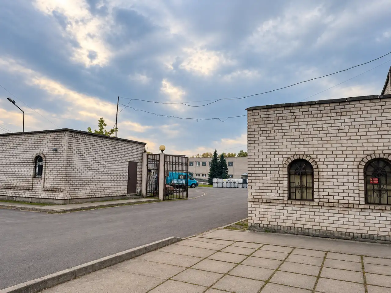 Комплекс капитальных строений, состоящий из 7-ми объектов недвижимости, объединенных ограниченным участком., фотография 1