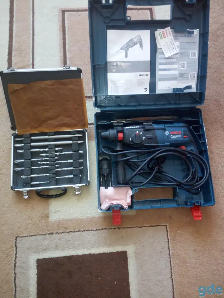 Продам перфоратор BOSCH GBH240 оригинал с патроном и набором буров и пик в кейсе  от BOSCH, фотография 2