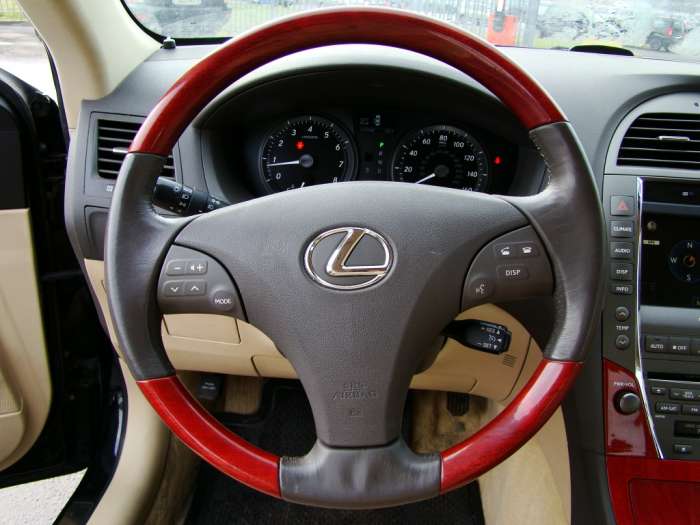 Ухоженный Lexus ES 350 салон с белой кожей, фотография 1