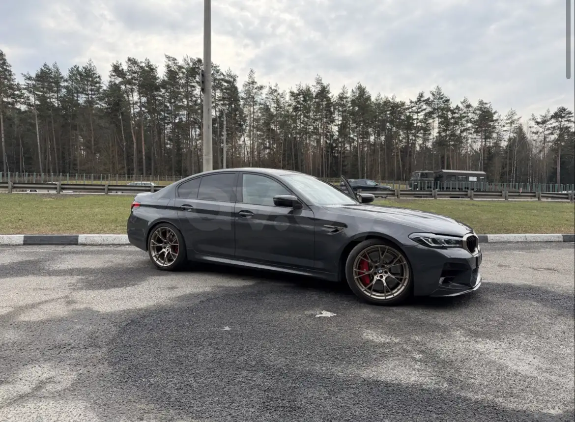 Предлагаю приобрести легендарный седан BMW M5 в кузове F90. Автомобиль находится в идеальном состоянии  это фактически, фотография 1