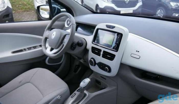 Мощный электромобиль RENAULT ZOE в чёрном цвете, фотография 2