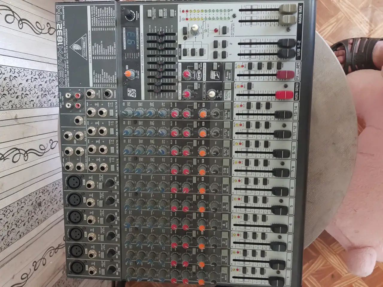Микшерный пульт Беринджер  xenyx 1832, фотография 2