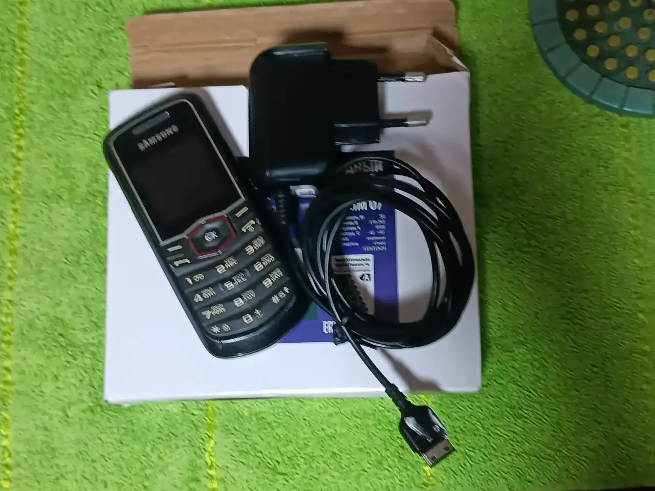 Samsung кнопочный GT-E1081T работает есть комплект, фотография 1