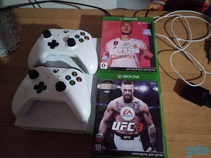Продам или обменяю на пс4. 500р. Покупал 1 января этого года. Xbox one s с 2 геймпадами и 2 играми. Использовалась ни та, фотография 1