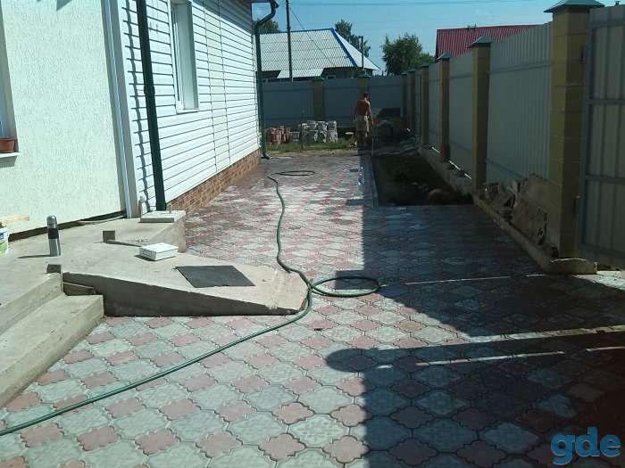 Укладка тротуарной плитки . Бордюрного камня ., фотография 4