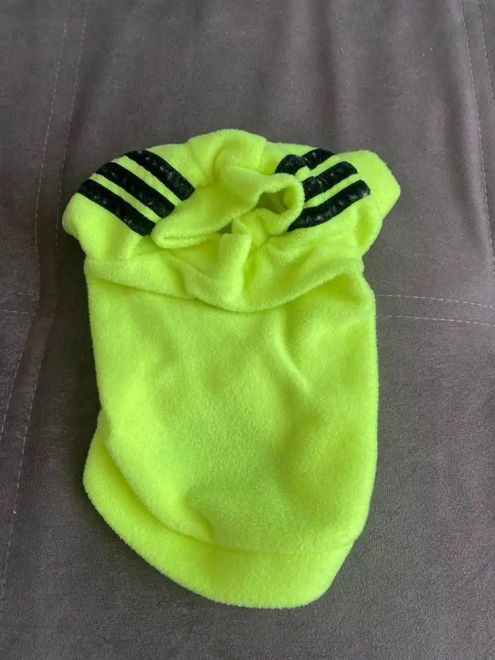 Красивая зеленая кофточка для маленькой собаки в стиле adidas, размер xs, подойдет для собачки 1-2 кг. Длина по спинке -, фотография 1