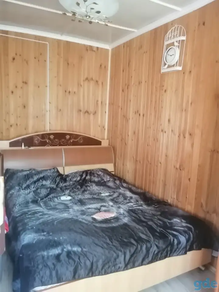Пол дома,соседи изолированны не слышно,не видно,стены толстые красный кирпич,напротив озеро, фотография 3