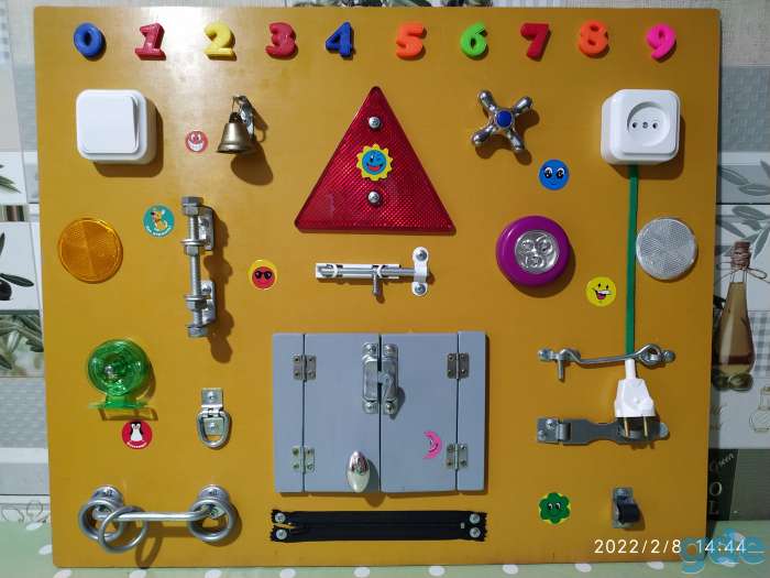 Детская развивающая игрушка (бизиборд), фотография 1