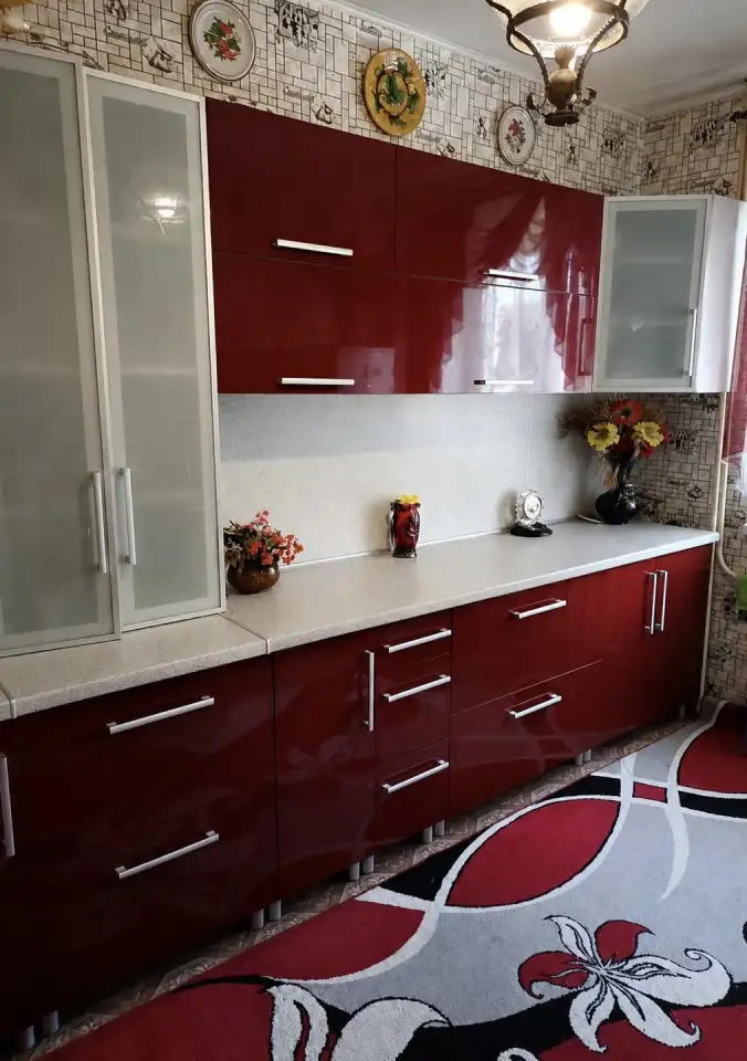 Кухня из акрила в цвете бургунди ( размеры 4 м на 1,1м), фотография 2