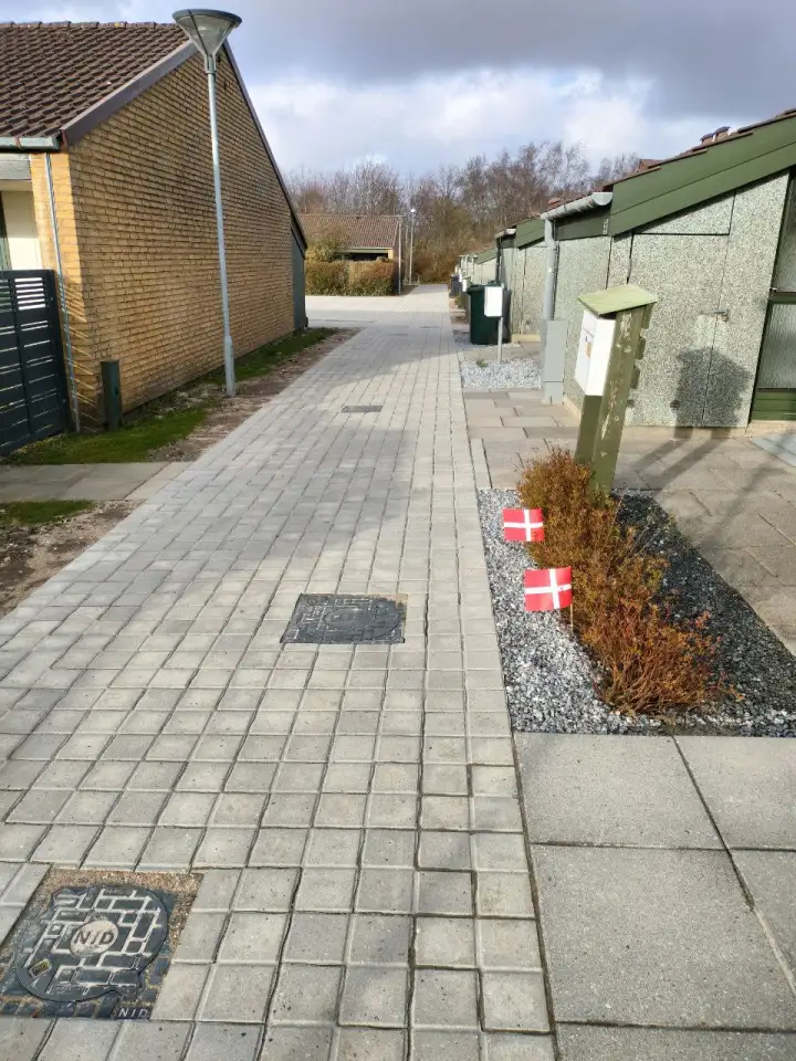 Рабочий на укладку тротуарной плитки в жилых районах и промзонах в ДАНИИ, фотография 2