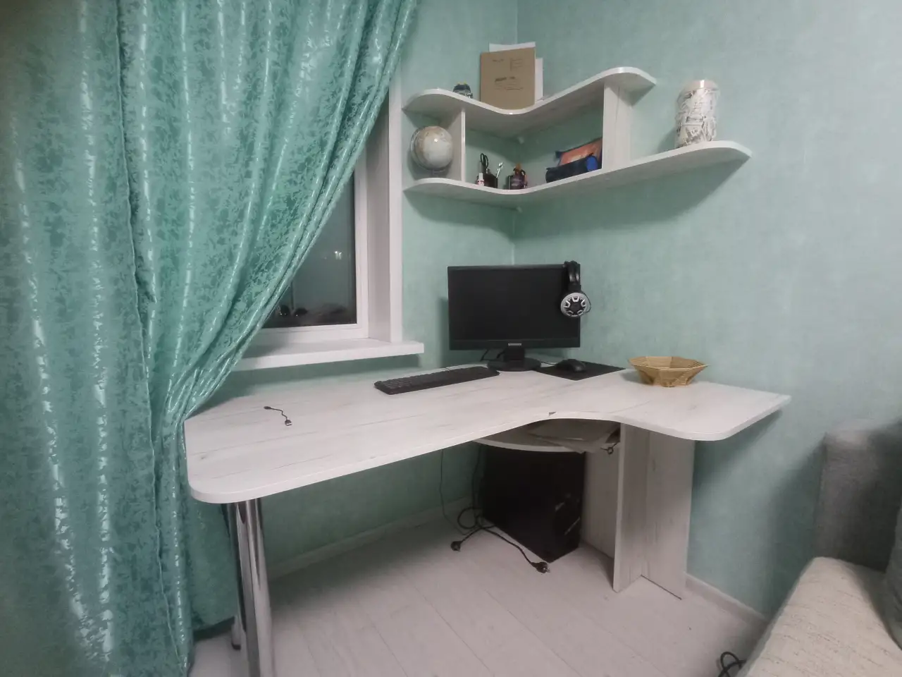 Продам стол и угловую полку, фотография 1