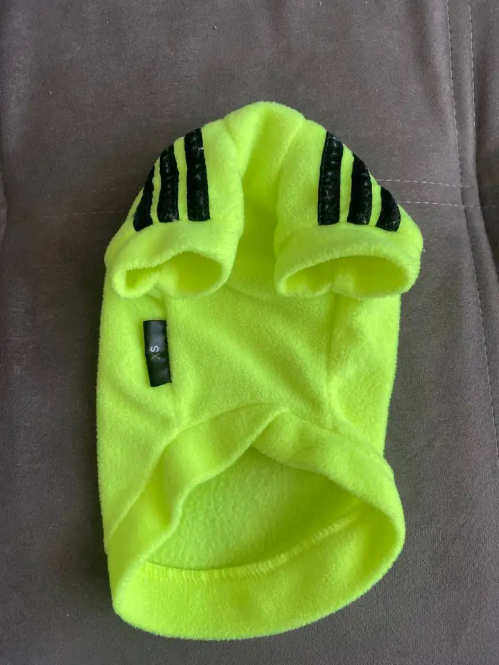 Красивая зеленая кофточка для маленькой собаки в стиле adidas, размер xs, подойдет для собачки 1-2 кг. Длина по спинке -, фотография 2