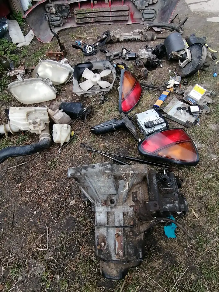 Запчасти на Mazda 323 BA, фотография 4