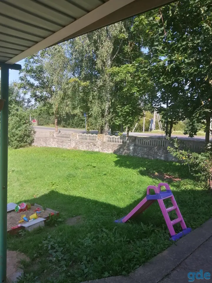 Пол дома,соседи изолированны не слышно,не видно,стены толстые красный кирпич,напротив озеро, фотография 6