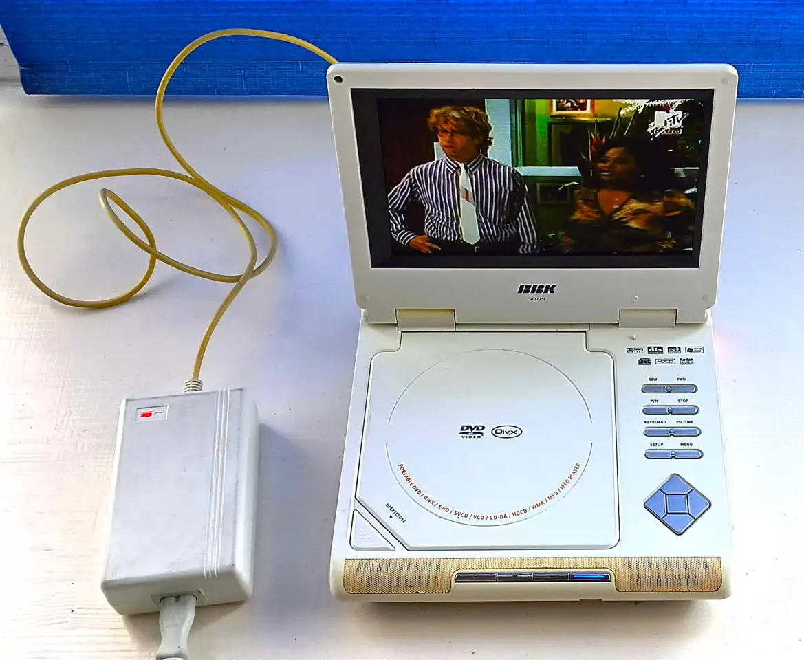 Портативный DVD-плеер BBK в фирменной сумке, фотография 1