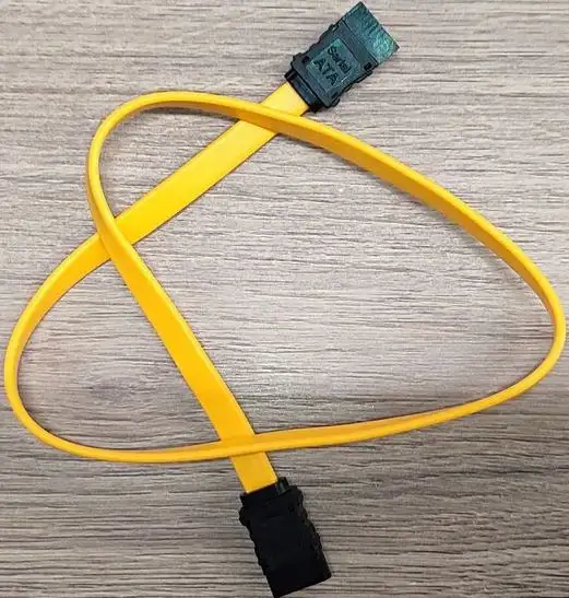 Интерфейсные жёлтый и красный кабеля SATA, фотография 3