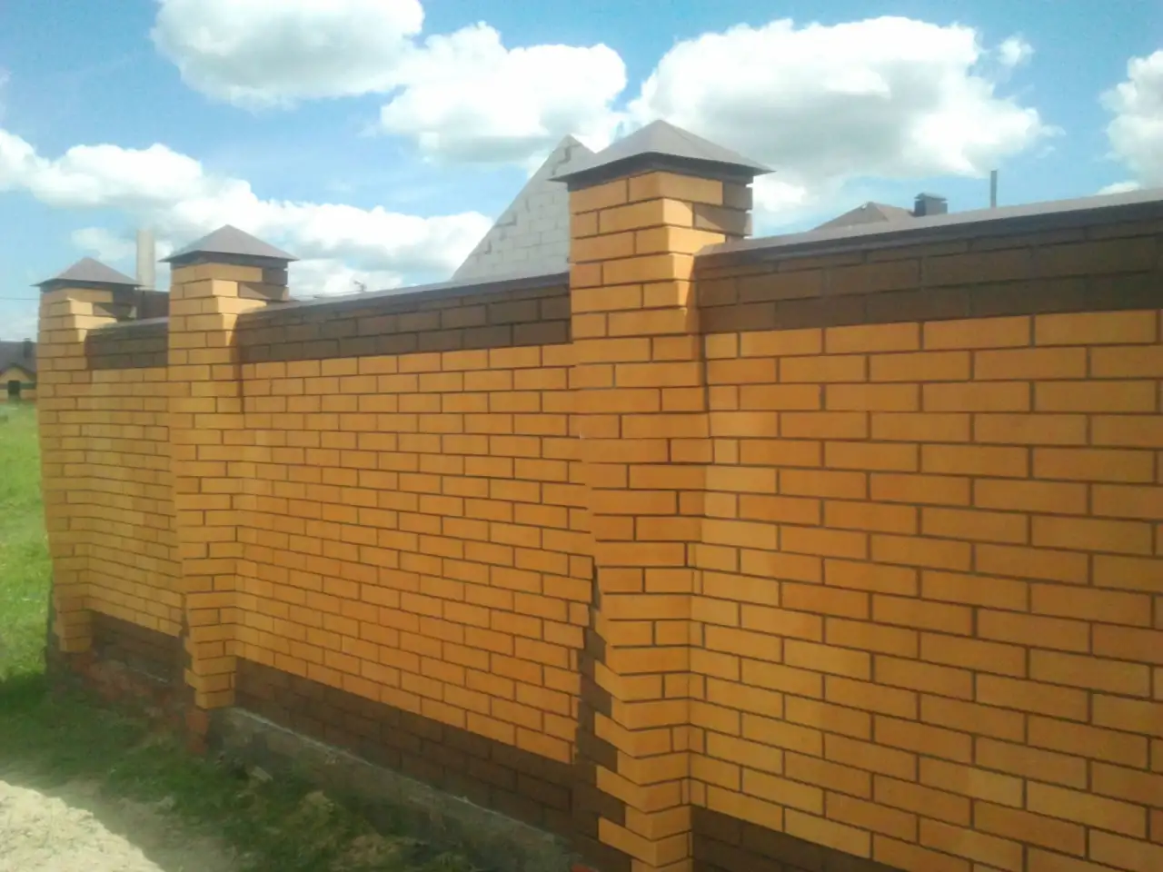 Столбы на забор, облицовка дома, фотография 3