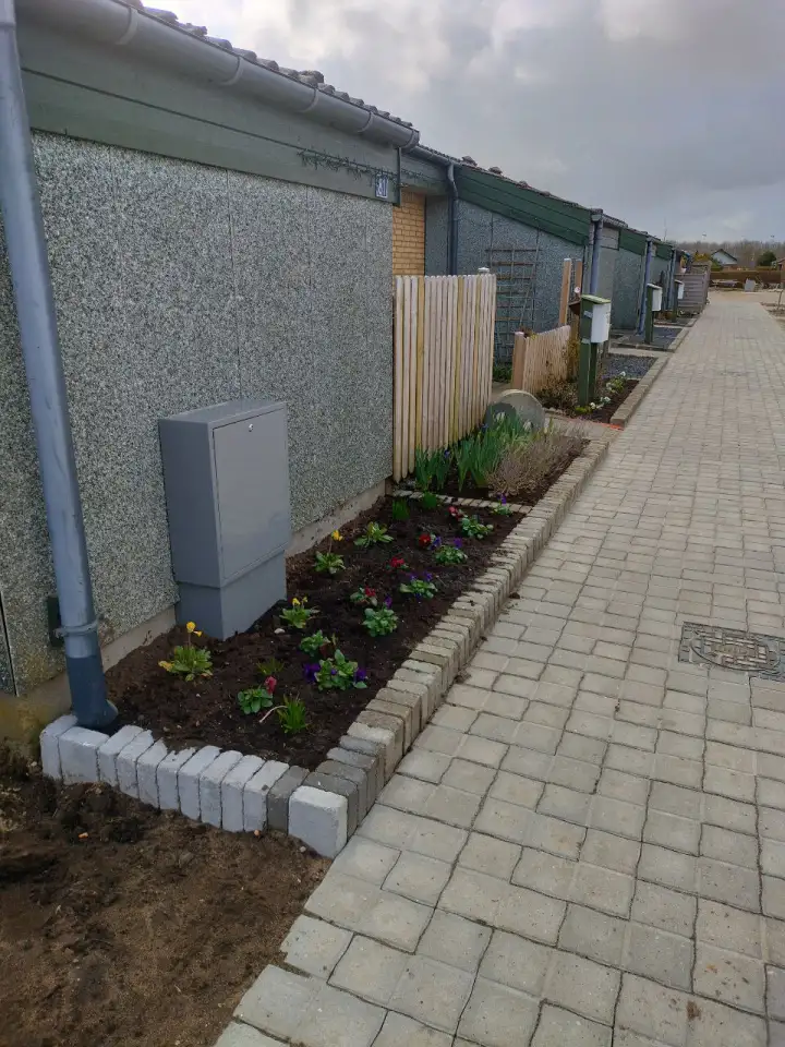 Рабочий на укладку тротуарной плитки в жилых районах и промзонах в ДАНИИ, фотография 4