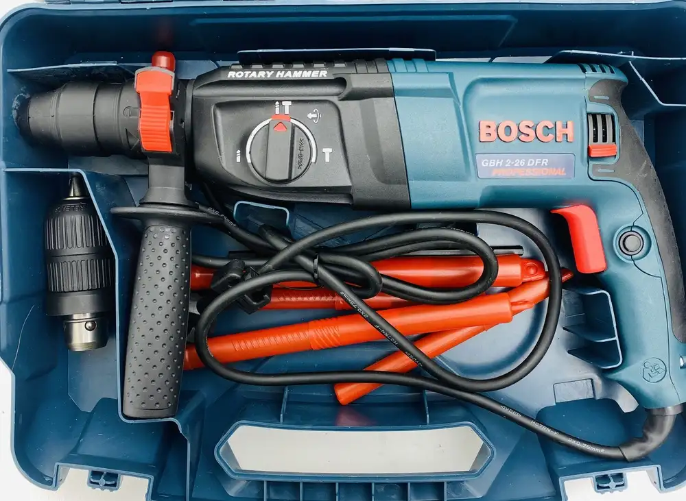 Продам перфоратор Bocsh GBH 2-26 DRE с кейсом, в комплекте патрон для сверления, 2 пики и 3 сверла, фотография 1