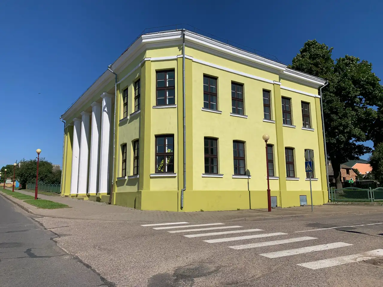 Сфера услуг возле Мирского замка Красноармейская 20, фотография 1