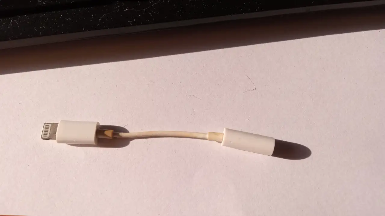 Адаптер Apple Lightning - Jack 3.5 мм, фотография 2