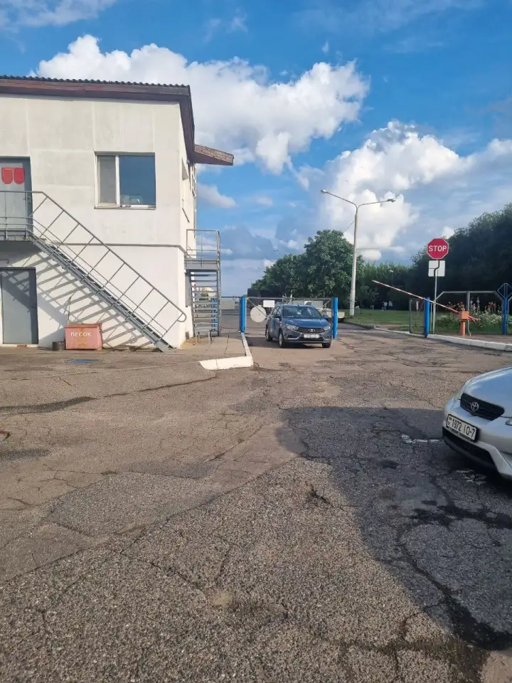 Продам машиноместо на Якубова 76а с охраной,есть забор и шлагбаум, фотография 4