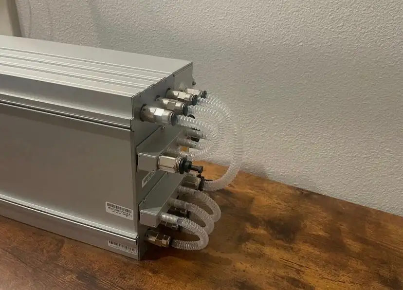 Bitmain Antminer S21 Hyd 335T Miner, фотография 1