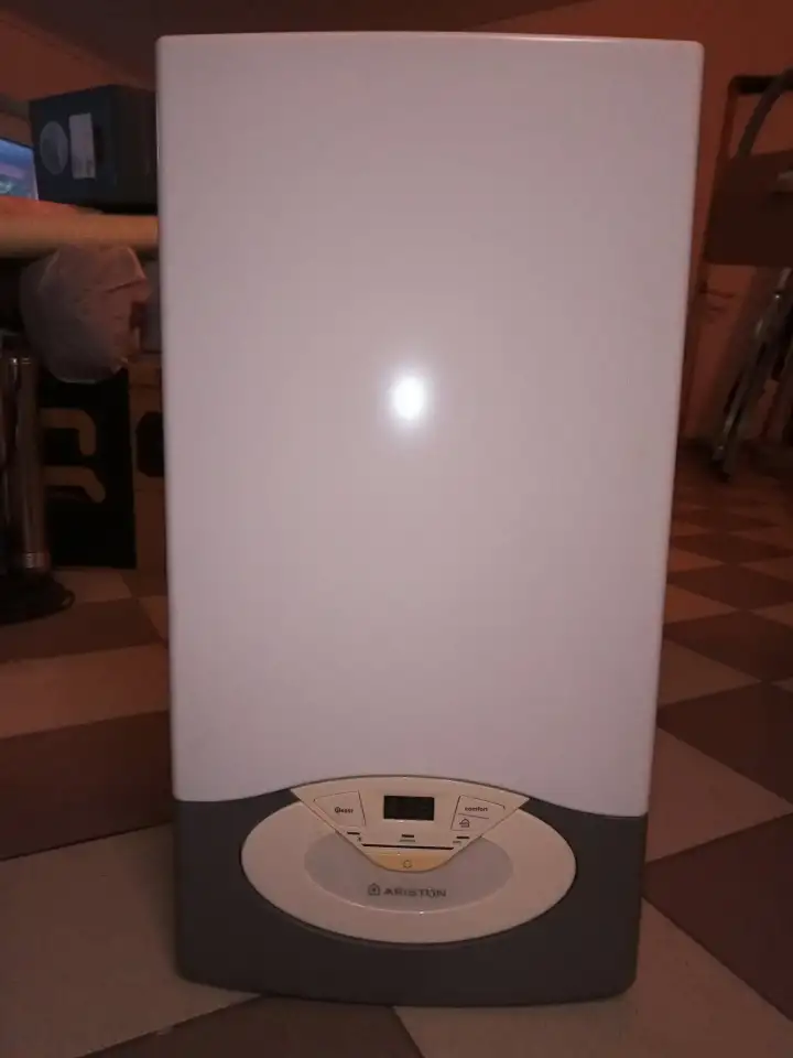 Газовый котёл Ariston CLAS PREMIUM 30 кВт на запчасти, фотография 2