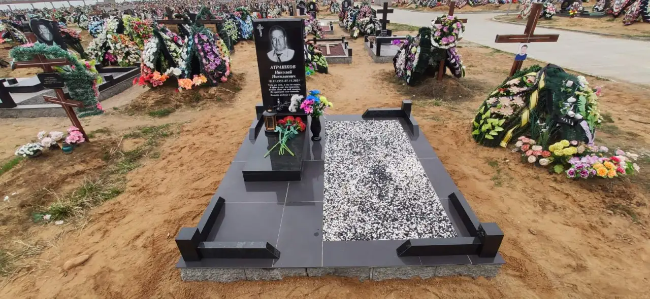 Памятники из чёрного и цветного гранита.Благоустройство, фотография 4