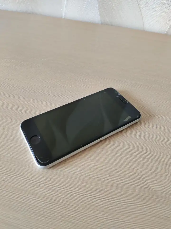Найден iPhone SE 2020, фотография 1