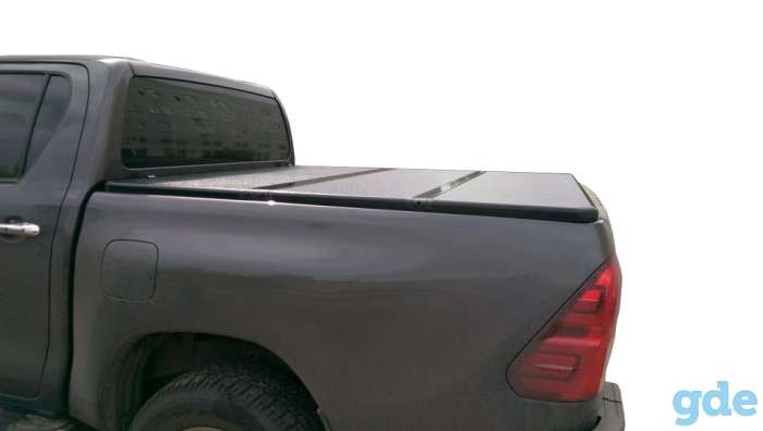 Жесткая трехсекционная крышка Toyota Hilux, фотография 1