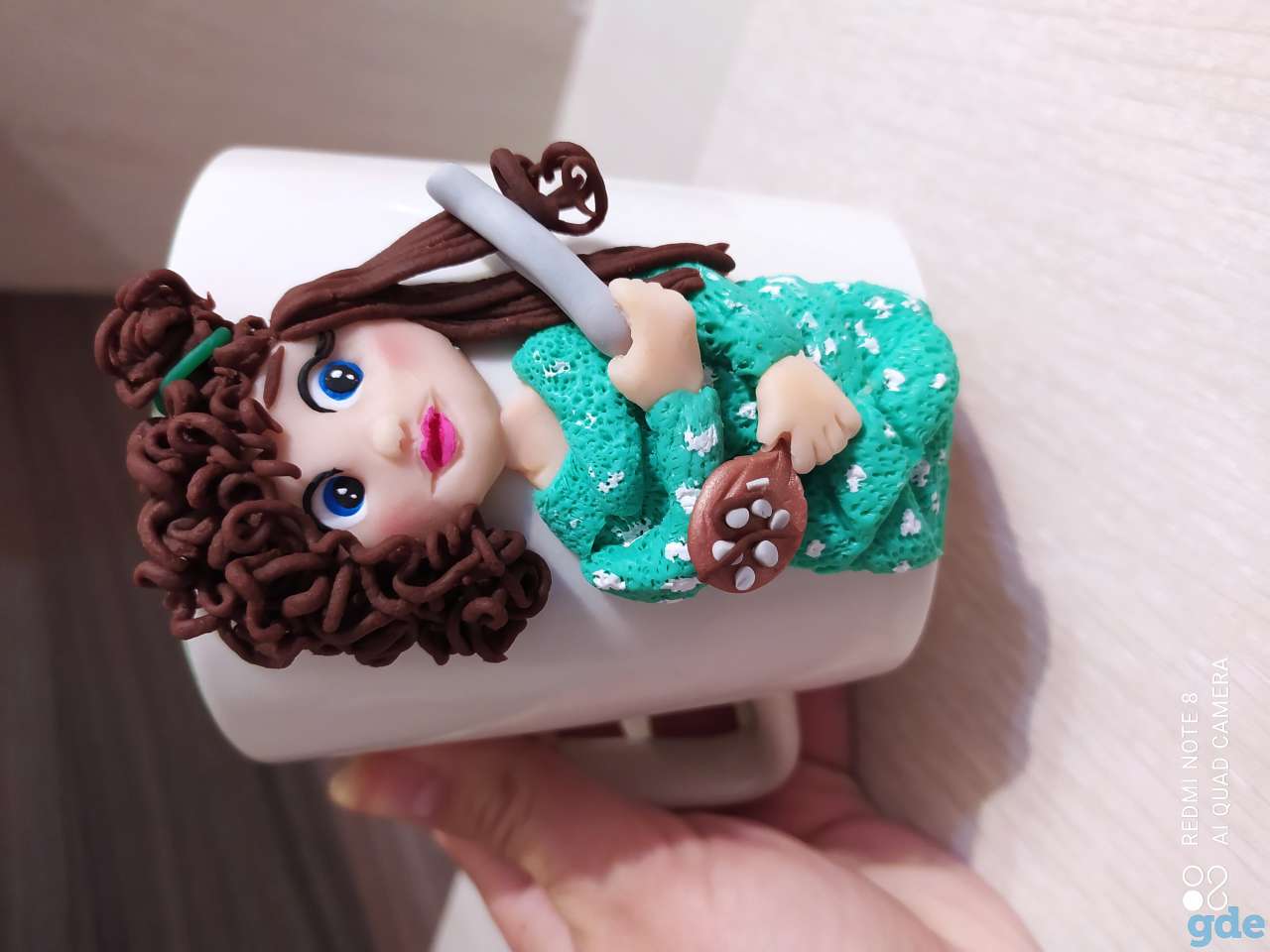 Кружка с декором из полимерной глины, фотография 3