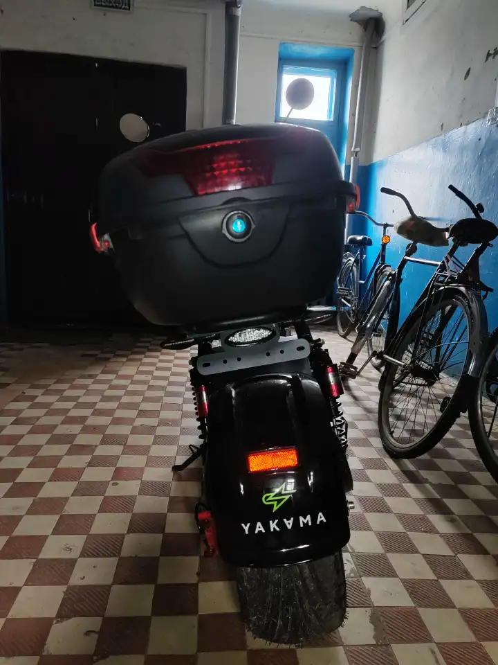 Продам электроскутер YAKAMA нывый нету ручки газа, правого повороьника, напутано в электрике цена 2500 р, фотография 5