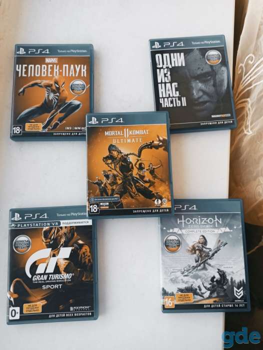 PS4 1 терабайт, 2 геймпада, 5 игровых дисков, фотография 2
