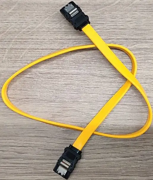 Интерфейсные жёлтый и красный кабеля SATA, фотография 4