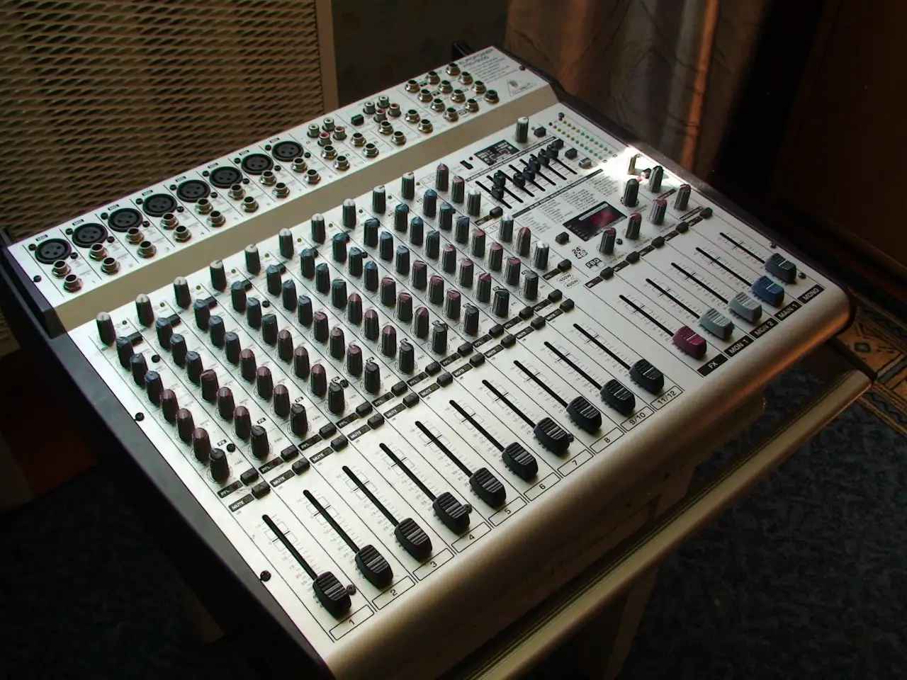 Активный микшер BEHRINGER3000 бу, фотография 2