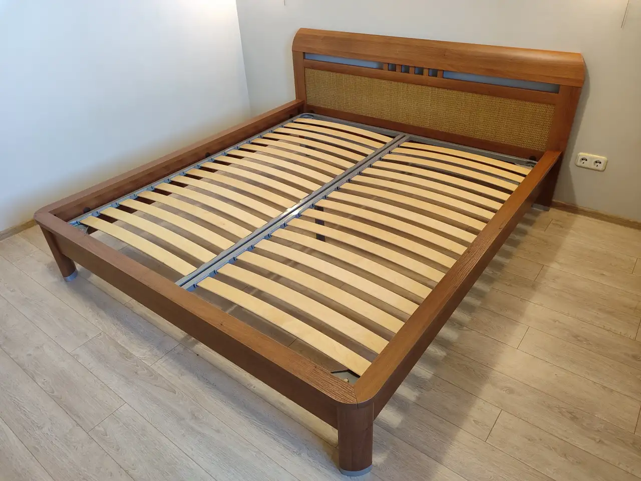 Продам кровать под матрас 180х200., фотография 3