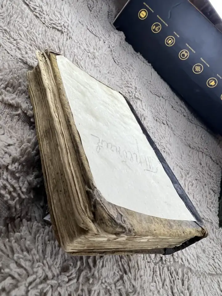 Святая книга требник, фотография 5