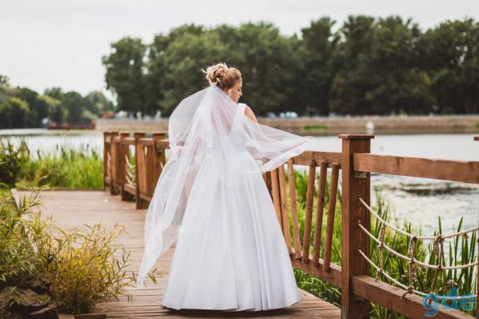 Свадебное атласное платье, фотография 1