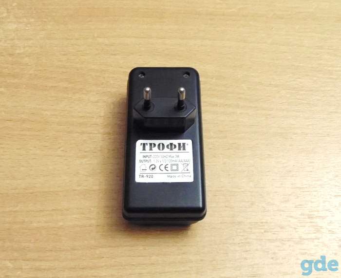 Зарядное устройство ТРОФИ (чёрный цвет). Характеристики: зарядка до 2x АКБ типа АА/ААА, световая индикация., фотография 2