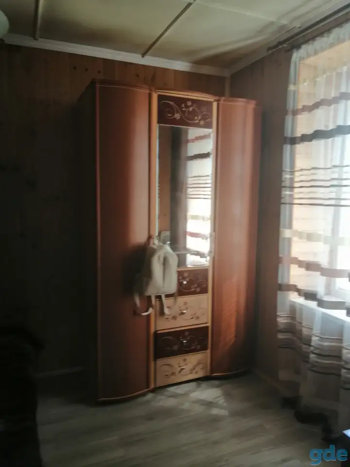 Пол дома,соседи изолированны не слышно,не видно,стены толстые красный кирпич,напротив озеро, фотография 9