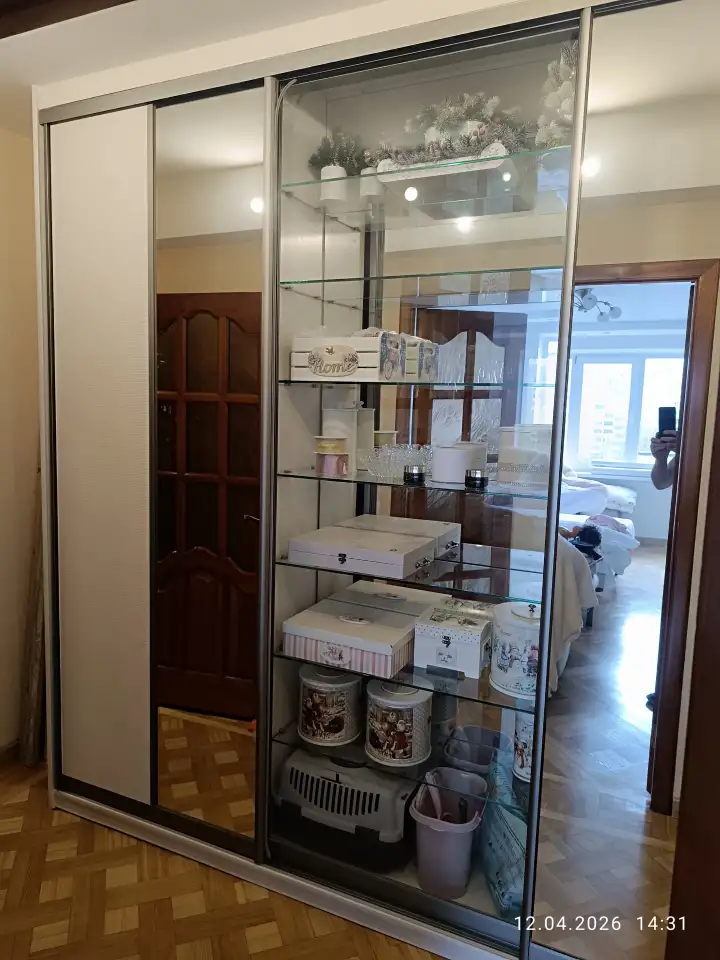 Полки стеклянные 8х300х905 мм и креплением. Зеркало 915х1245 мм., фотография 5