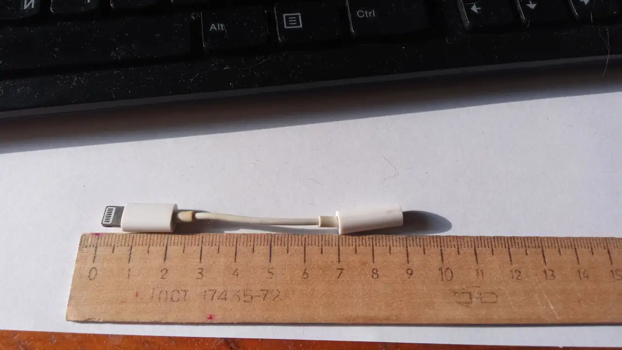 Адаптер Apple Lightning - Jack 3.5 мм, фотография 4