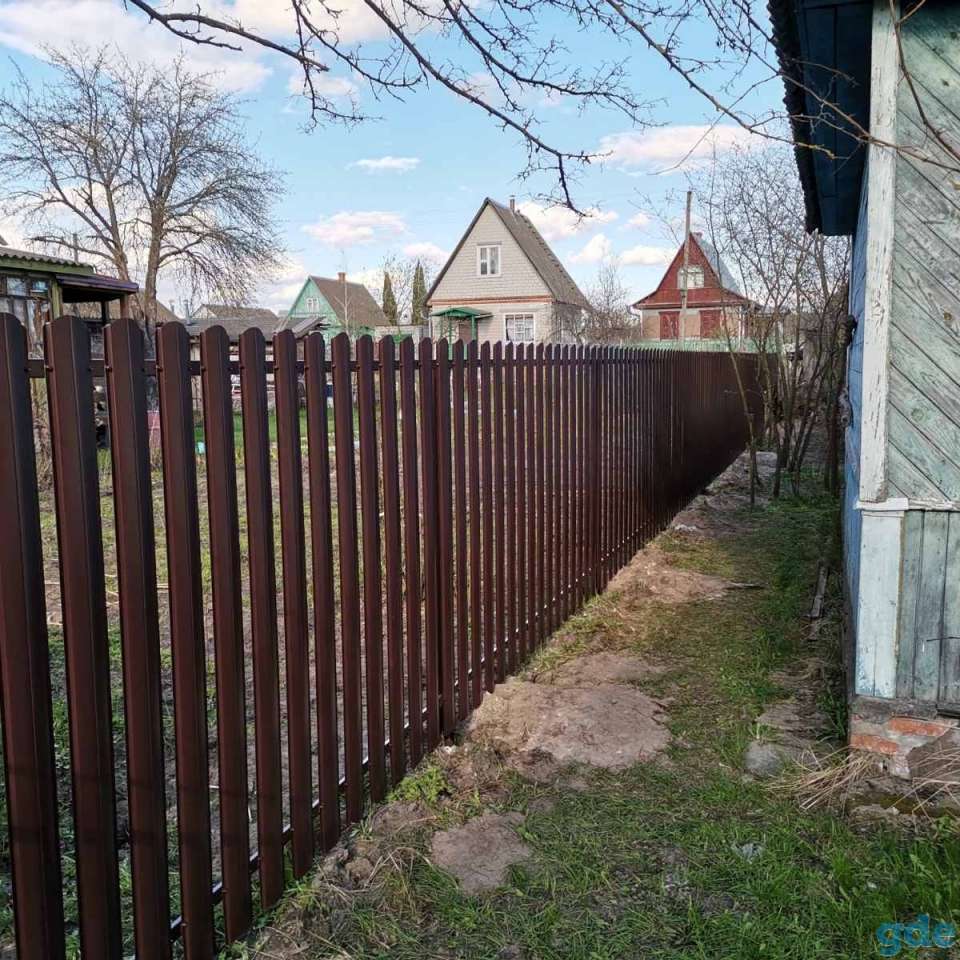 Забор из металлического штакетника, фотография 4