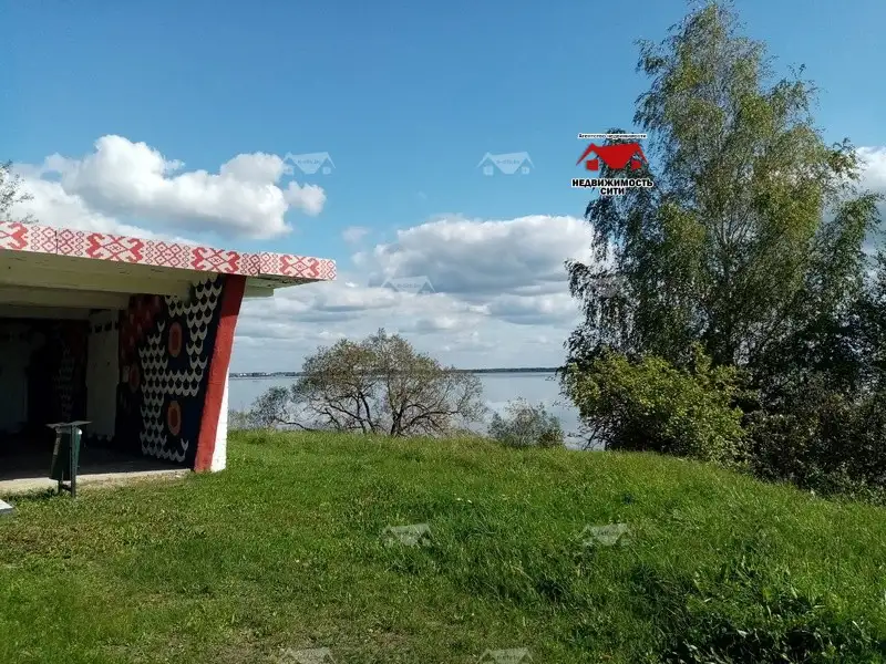 Здание магазина рядом сразу с двумя озерами - Нарочь и Мястро, фотография 8