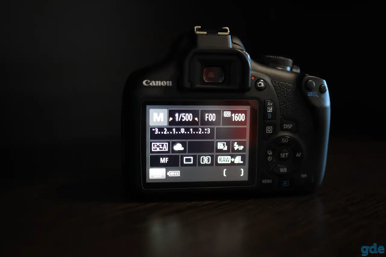 Фотоаппарат Canon EOS 2000D EF-S 18-55lll Kit, фотография 2