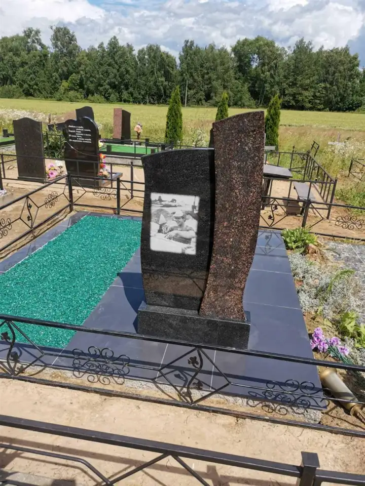 ПАМЯТНИК ГОРИЗОНТАЛЬНЫЙ НА 2ЧЕЛ. ИЗ ГРАНИТА В-0 Вилейка и н, фотография 3