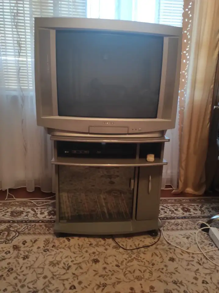 Продам телевизор и тумбу под него, фотография 1
